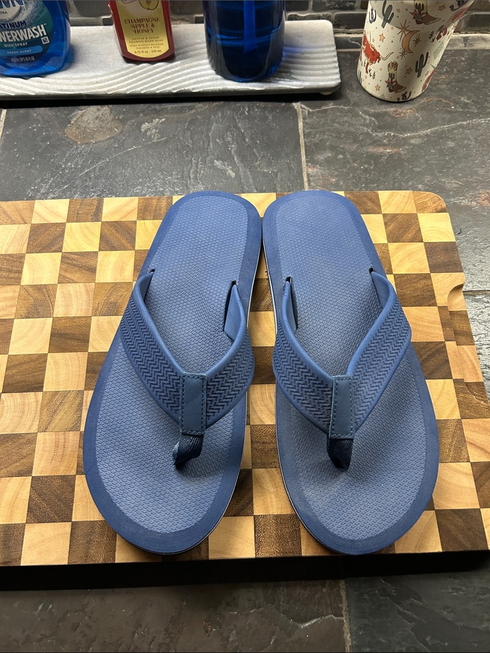 No Boundaries Men's Blue Textured Flip-Flop Sandals